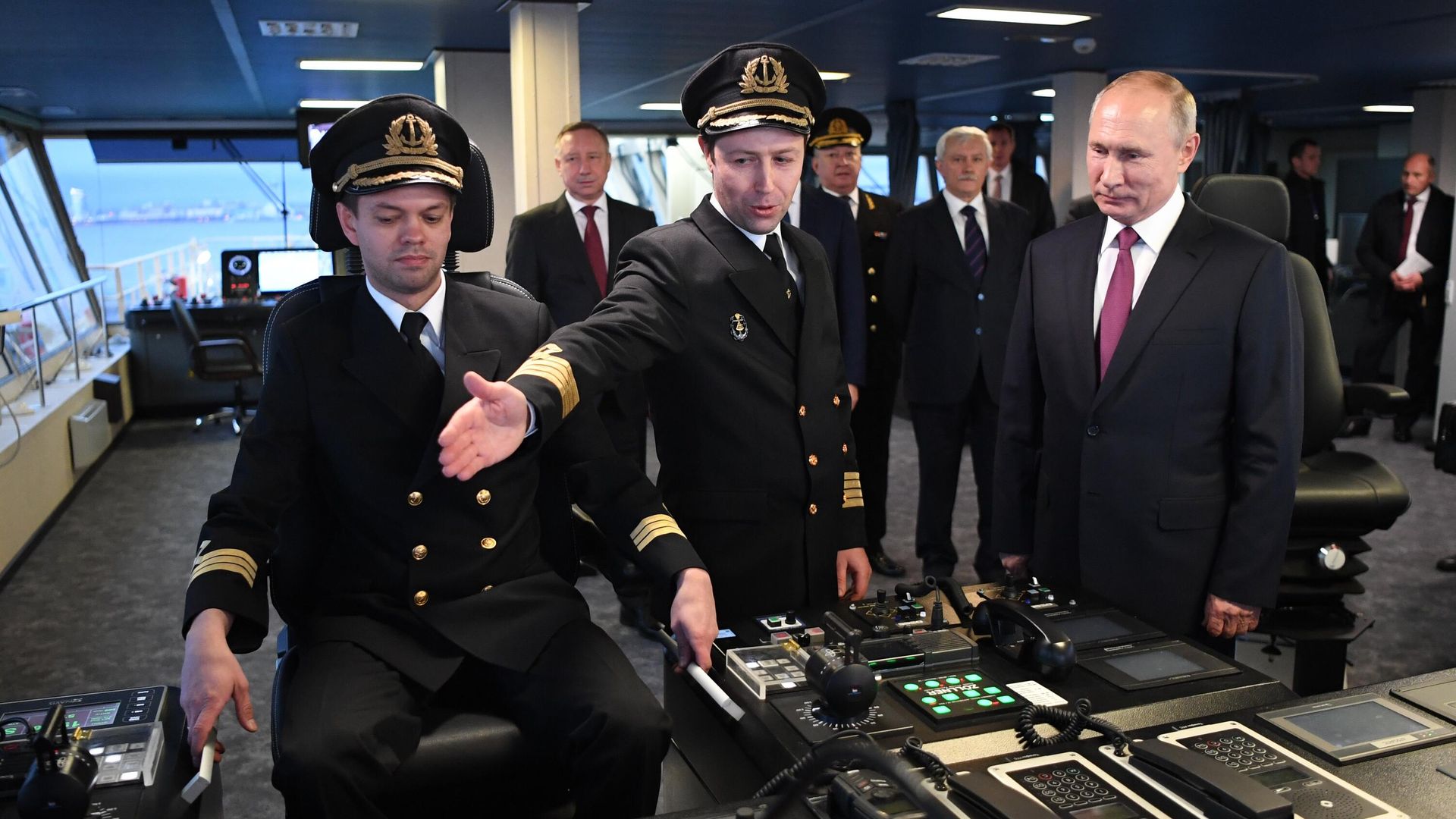 Президент РФ Владимир Путин во время посещения нового ледокола Виктор Черномырдин на территории пассажирского порта Морской фасад в Санкт-Петербурге Президент РФ Владимир Путин во время посещения нового ледокола Виктор Черномырдин на территории пассажирского порта Морской фасад в Санкт-Петербурге - РИА Новости, 1920, 03.11.2020
