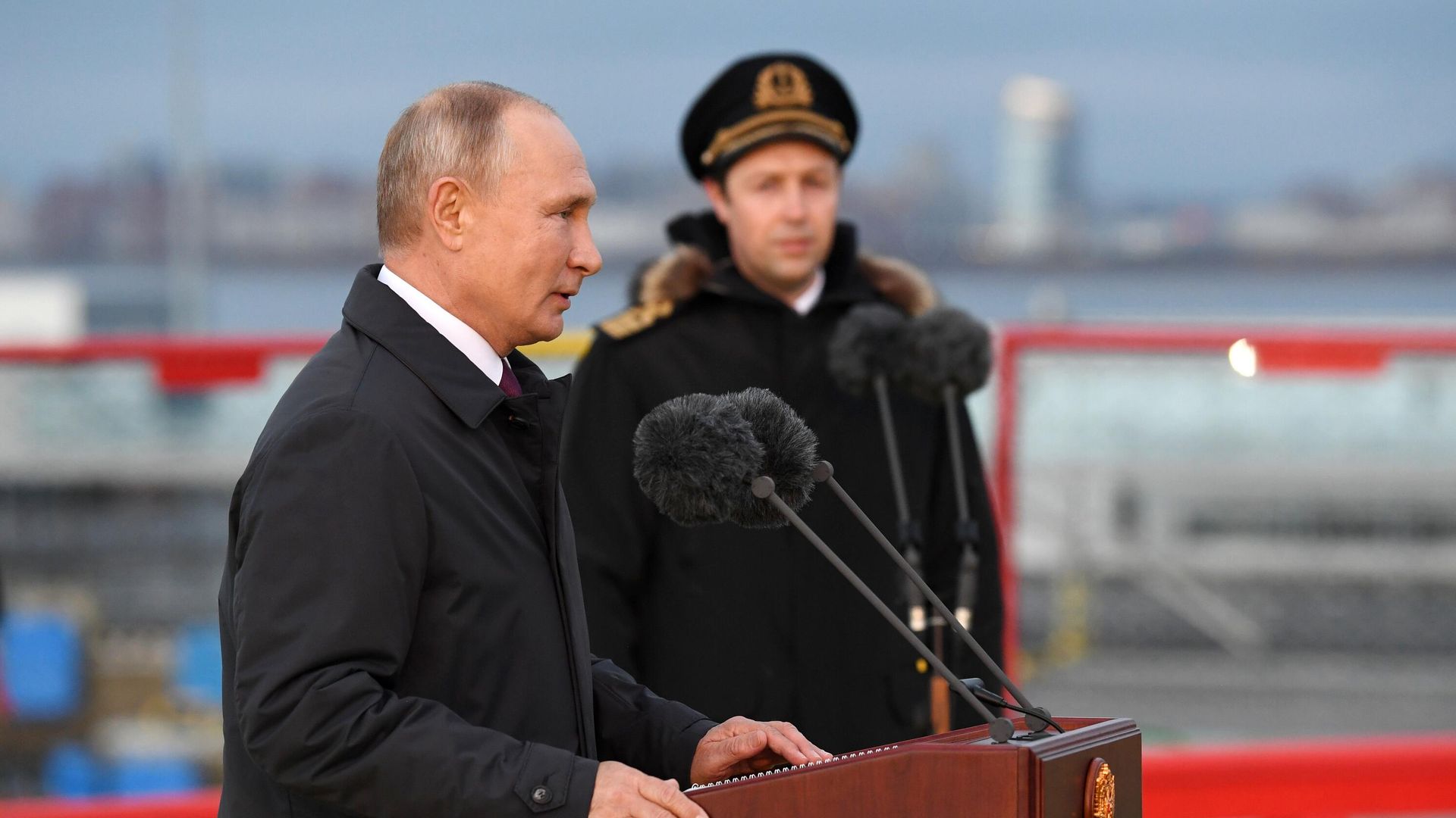 Президент РФ Владимир Путин во время посещения нового ледокола Виктор Черномырдин на территории пассажирского порта Морской фасад в Санкт-Петербурге Президент РФ Владимир Путин во время посещения нового ледокола Виктор Черномырдин на территории пассажирского порта Морской фасад в Санкт-Петербурге - РИА Новости, 1920, 03.11.2020