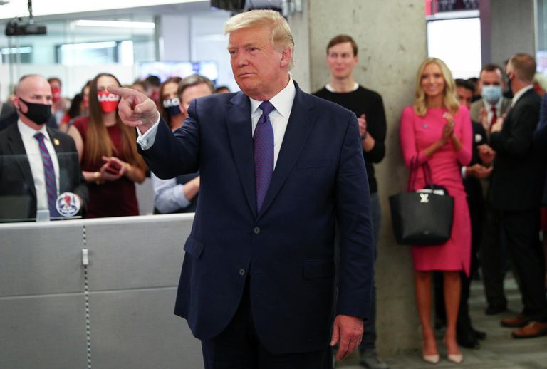 Президент США Дональд Трамп во время посещения своего избирательного штаба в Арлингтоне Президент США Дональд Трамп во время посещения своего избирательного штаба в Арлингтоне