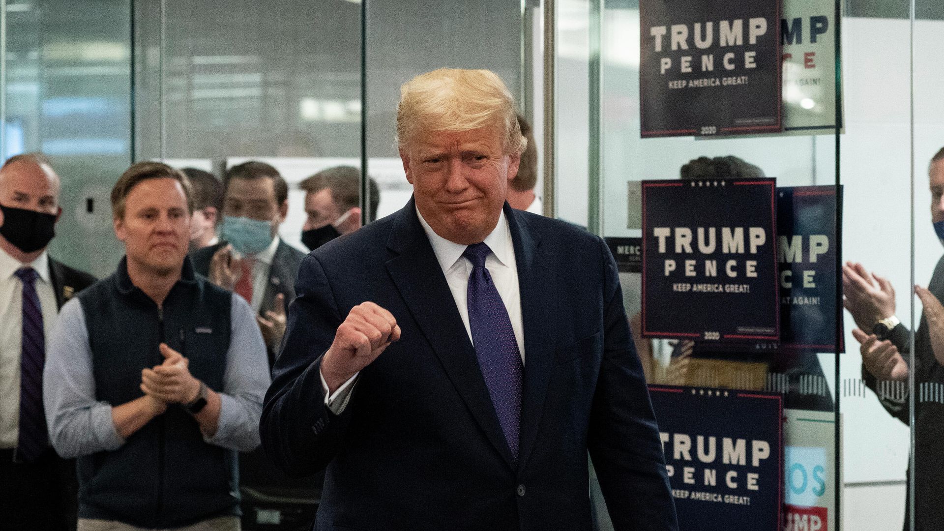 Президент США Дональд Трамп во время посещения своего избирательного штаба в Арлингтоне Президент США Дональд Трамп во время посещения своего избирательного штаба в Арлингтоне - РИА Новости, 1920, 04.11.2020