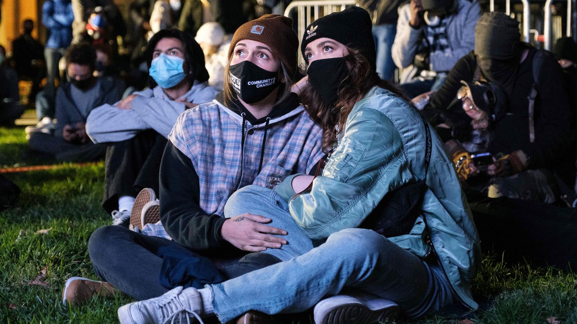 Люди смотрят новости о предварительных результатах президентских выборов 2020 года на площади Макферсон в Вашингтоне Люди смотрят новости о предварительных результатах президентских выборов 2020 года на площади Макферсон в Вашингтоне - РИА Новости, 1920, 04.11.2020