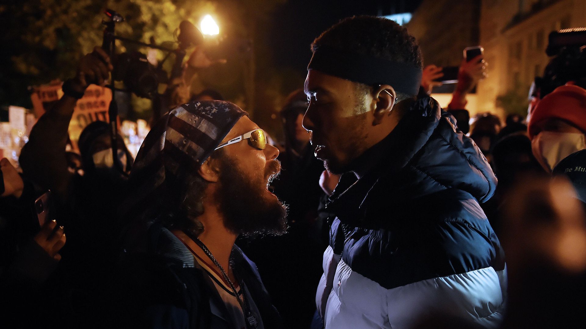 Сторонник президента США Дональда Трампа спорит со сторонником движения Black Lives Matter напротив Белого дома в день выборов в Вашингтоне Сторонник президента США Дональда Трампа спорит со сторонником движения Black Lives Matter напротив Белого дома в день выборов в Вашингтоне - РИА Новости, 1920, 05.11.2020