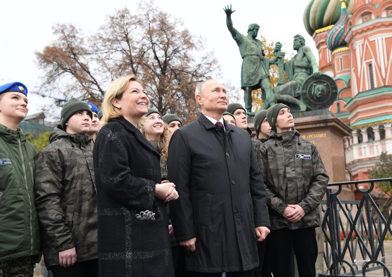 Президент РФ Владимир Путин вместе с представителями молодежных организаций слушают обновленный звон колоколов на Спасской башне Кремля Президент РФ Владимир Путин вместе с представителями молодежных организаций слушают обновленный звон колоколов на Спасской башне Кремля