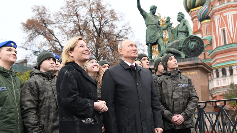 Президент РФ Владимир Путин вместе с представителями молодежных организаций слушают обновленный звон колоколов на Спасской башне Кремля Президент РФ Владимир Путин вместе с представителями молодежных организаций слушают обновленный звон колоколов на Спасской башне Кремля