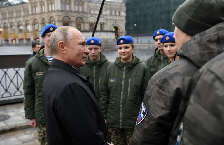 Президент РФ Владимир Путин общается с представителями молодежных организаций после церемонии возложения цветов к памятнику Кузьме Минину и Дмитрию Пожарскому на Красной площади в рамках мероприятий, посвящённых Дню народного единства Президент РФ Владимир Путин общается с представителями молодежных организаций после церемонии возложения цветов к памятнику Кузьме Минину и Дмитрию Пожарскому на Красной площади в рамках мероприятий, посвящённых Дню народного единства