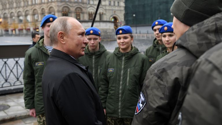 Президент РФ Владимир Путин общается с представителями молодежных организаций после церемонии возложения цветов к памятнику Кузьме Минину и Дмитрию Пожарскому на Красной площади в рамках мероприятий, посвящённых Дню народного единства Президент РФ Владимир Путин общается с представителями молодежных организаций после церемонии возложения цветов к памятнику Кузьме Минину и Дмитрию Пожарскому на Красной площади в рамках мероприятий, посвящённых Дню народного единства