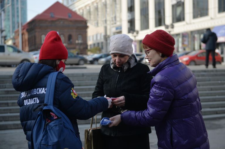 Волонтеры раздают защитные маски с символикой Дня народного единства в рамках общероссийской акции Мы вместе возле станции метро Площадь 1905 года в Екатеринбурге Волонтеры раздают защитные маски с символикой Дня народного единства в рамках общероссийской акции Мы вместе возле станции метро Площадь 1905 года в Екатеринбурге