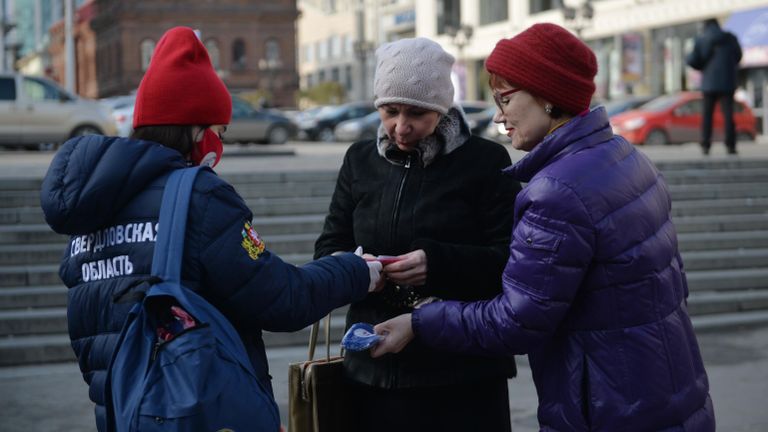 Волонтеры раздают защитные маски с символикой Дня народного единства в рамках общероссийской акции Мы вместе возле станции метро Площадь 1905 года в Екатеринбурге Волонтеры раздают защитные маски с символикой Дня народного единства в рамках общероссийской акции Мы вместе возле станции метро Площадь 1905 года в Екатеринбурге