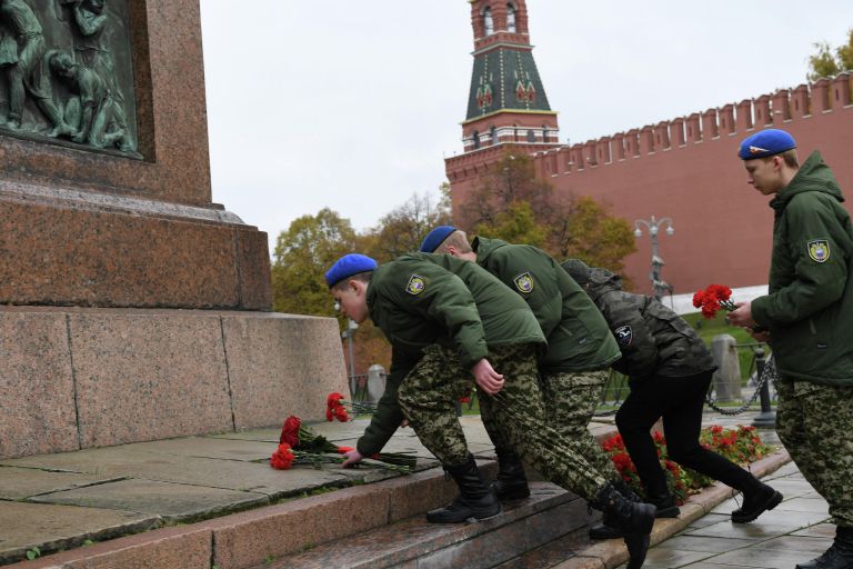 Представители молодежных организаций на церемонии возложения цветов к памятнику Кузьме Минину и Дмитрию Пожарскому на Красной площади в рамках мероприятий, посвящённых Дню народного единства Представители молодежных организаций на церемонии возложения цветов к памятнику Кузьме Минину и Дмитрию Пожарскому на Красной площади в рамках мероприятий, посвящённых Дню народного единства