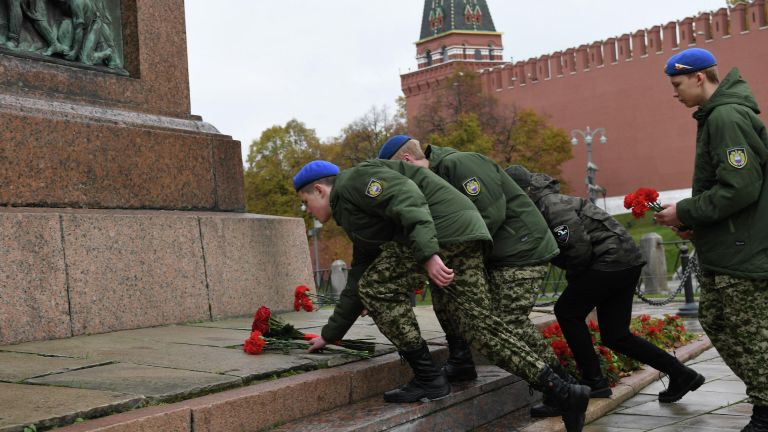 Представители молодежных организаций на церемонии возложения цветов к памятнику Кузьме Минину и Дмитрию Пожарскому на Красной площади в рамках мероприятий, посвящённых Дню народного единства Представители молодежных организаций на церемонии возложения цветов к памятнику Кузьме Минину и Дмитрию Пожарскому на Красной площади в рамках мероприятий, посвящённых Дню народного единства