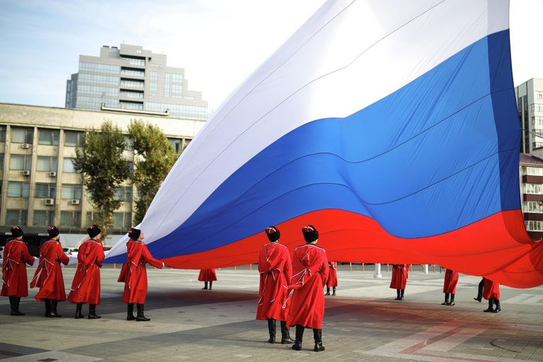 Торжественная церемония поднятия Государственного флага Российской Федерации казаками почётного караула Кубанского казачьего войска в День народного единства на главной городской площади в Краснодаре Торжественная церемония поднятия Государственного флага Российской Федерации казаками почётного караула Кубанского казачьего войска в День народного единства на главной городской площади в Краснодаре