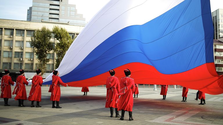 Торжественная церемония поднятия Государственного флага Российской Федерации казаками почётного караула Кубанского казачьего войска в День народного единства на главной городской площади в Краснодаре Торжественная церемония поднятия Государственного флага Российской Федерации казаками почётного караула Кубанского казачьего войска в День народного единства на главной городской площади в Краснодаре