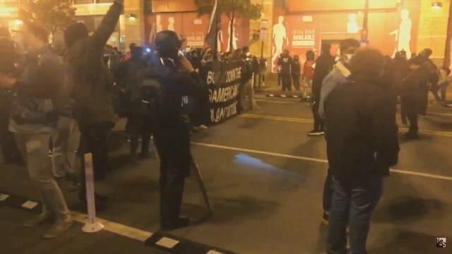 Выборы в США: протестующие прошли по улицам Вашингтона Выборы в США: протестующие прошли по улицам Вашингтона - РИА Новости, 1920, 04.11.2020