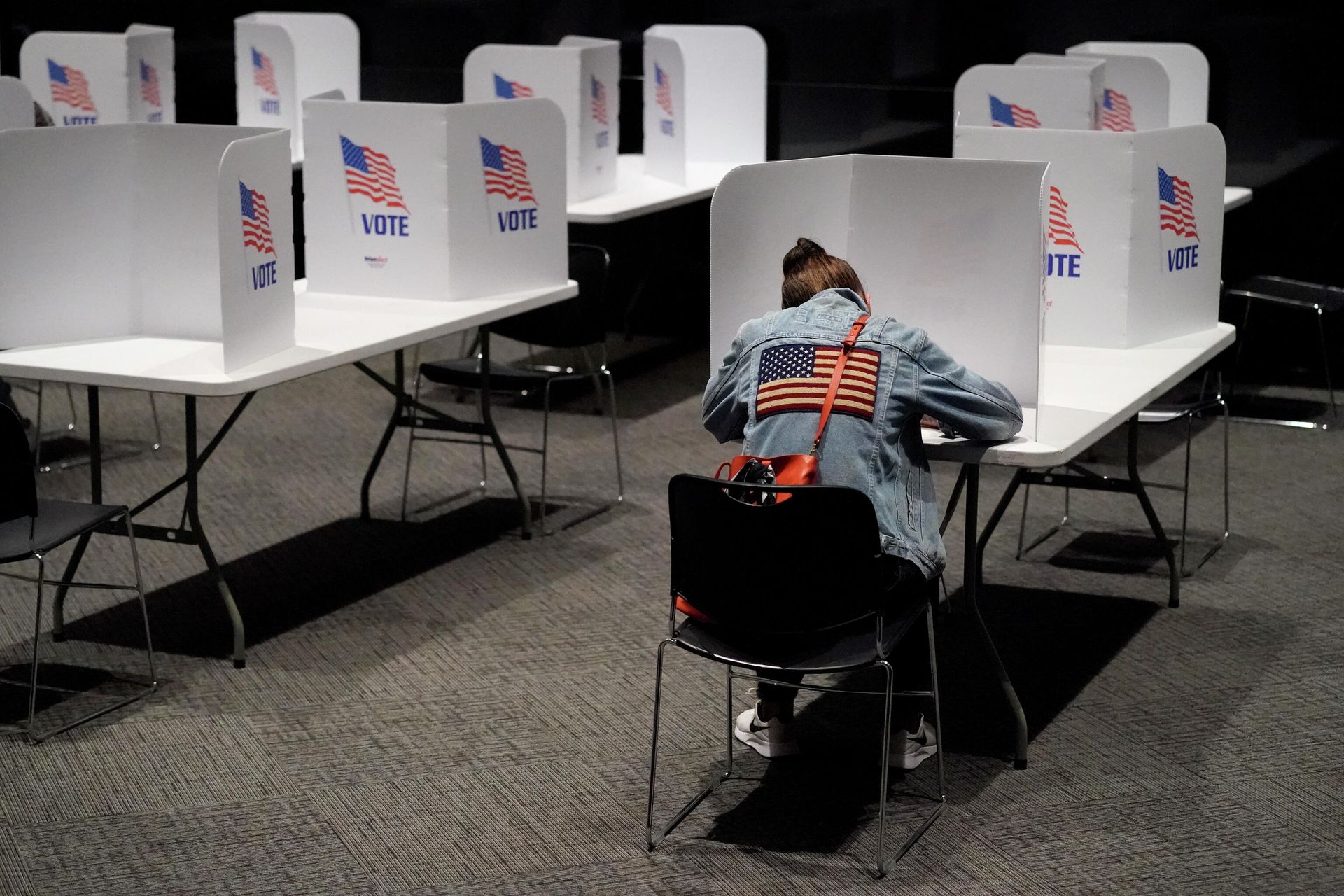 Женщина голосует на выборах президента США в Канзасе Женщина голосует на выборах президента США в Канзасе - РИА Новости, 1920, 18.11.2020