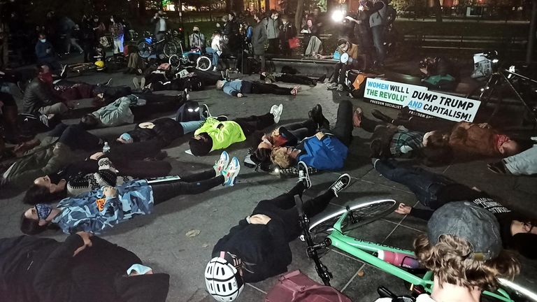 Протестующие на улице Нью-Йорка в ночь подсчета голосов на выборах президента США Протестующие на улице Нью-Йорка в ночь подсчета голосов на выборах президента США
