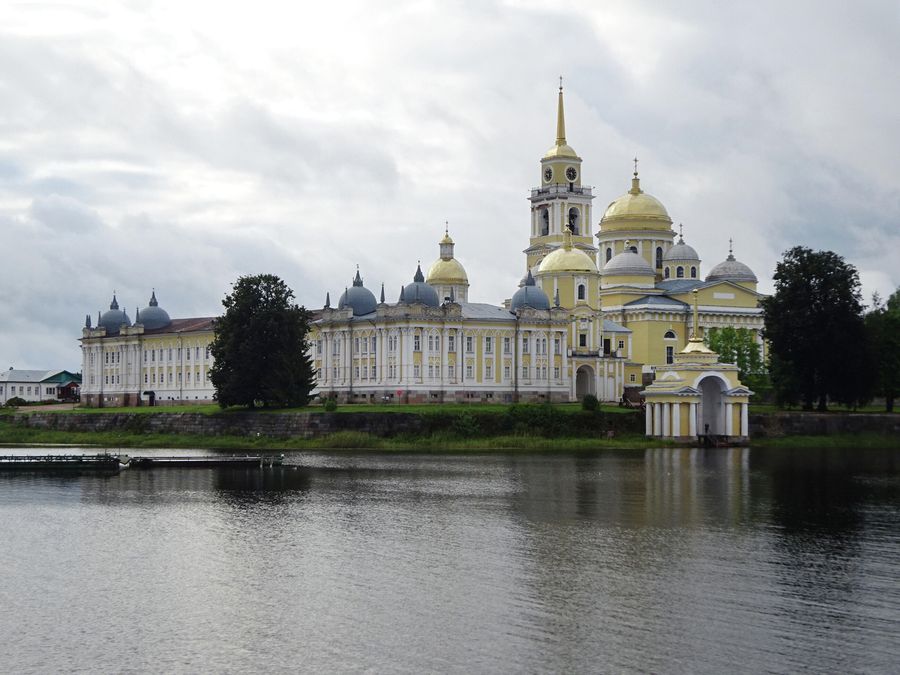 Нило-Столобенская пустынь, вид с озера