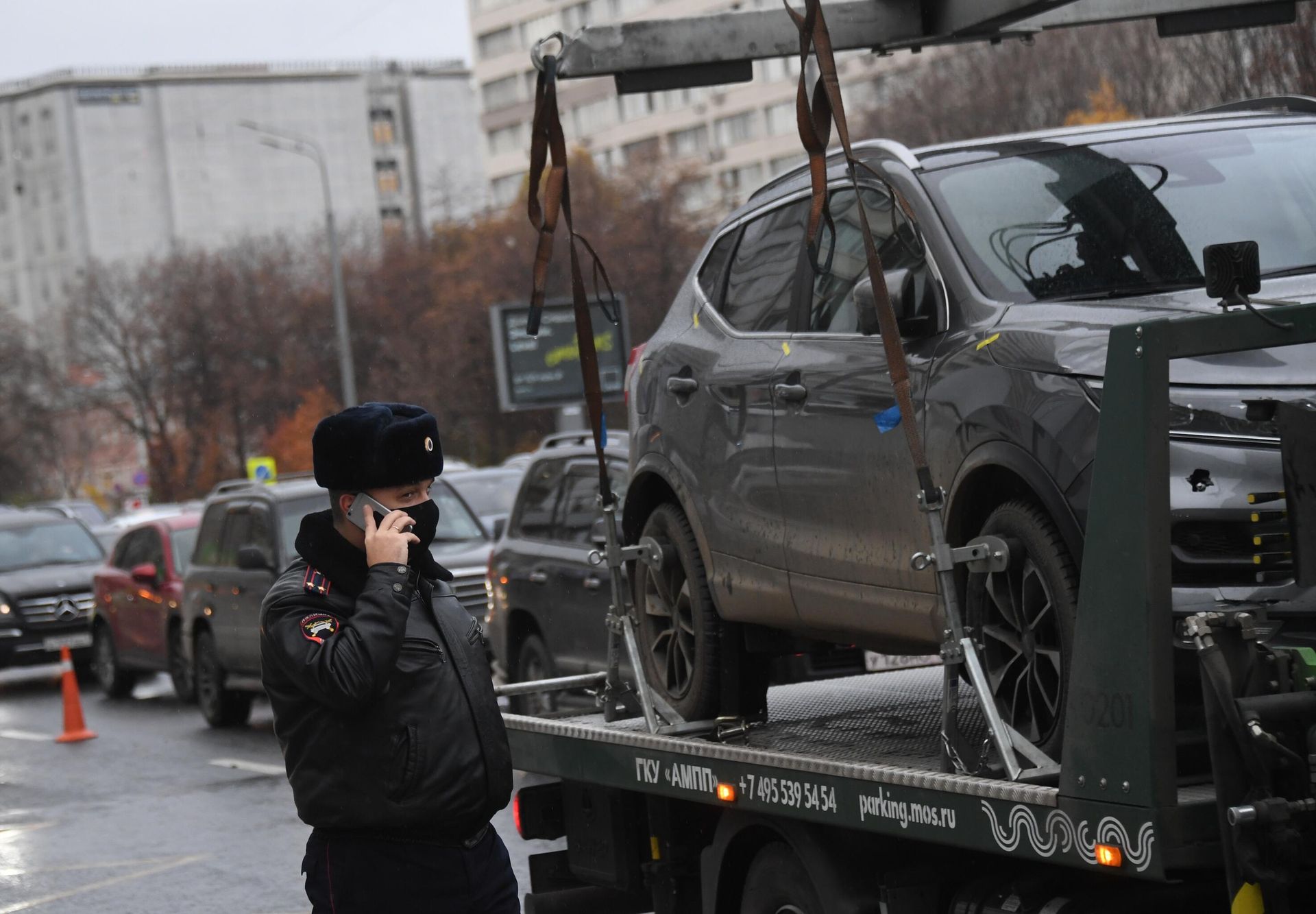 Эвакуатор эвакуирует автомобиль с места ДТП Эвакуатор эвакуирует автомобиль с места ДТП