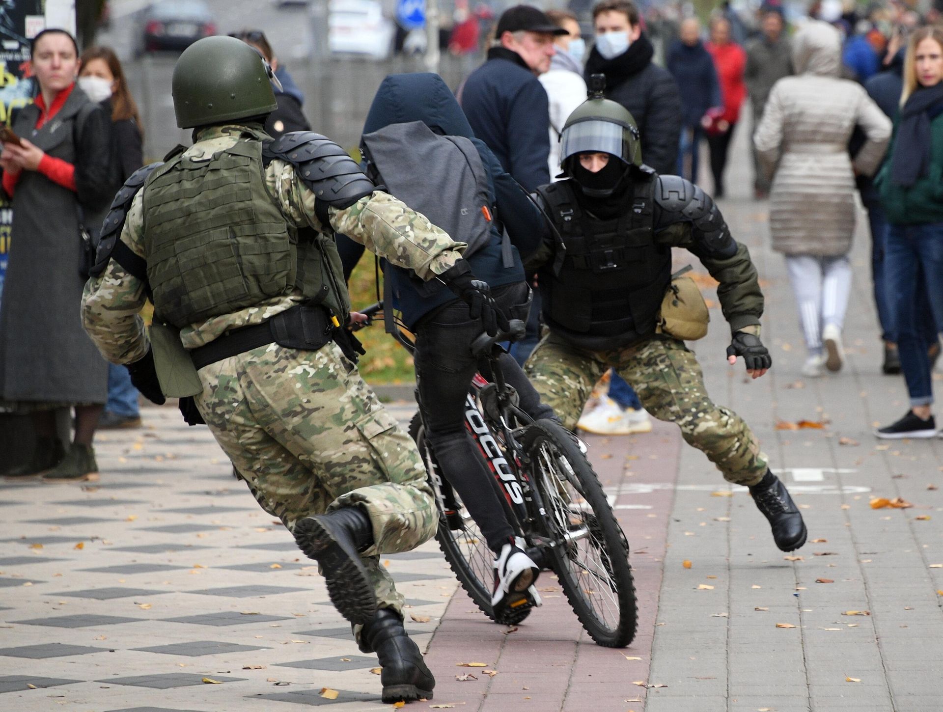 Сотрудники правоохранительных органов на несанкционированной акции Дзяды (Деды, Предки) в Минске Сотрудники правоохранительных органов на несанкционированной акции Дзяды (Деды, Предки) в Минске - РИА Новости, 1920, 17.11.2020