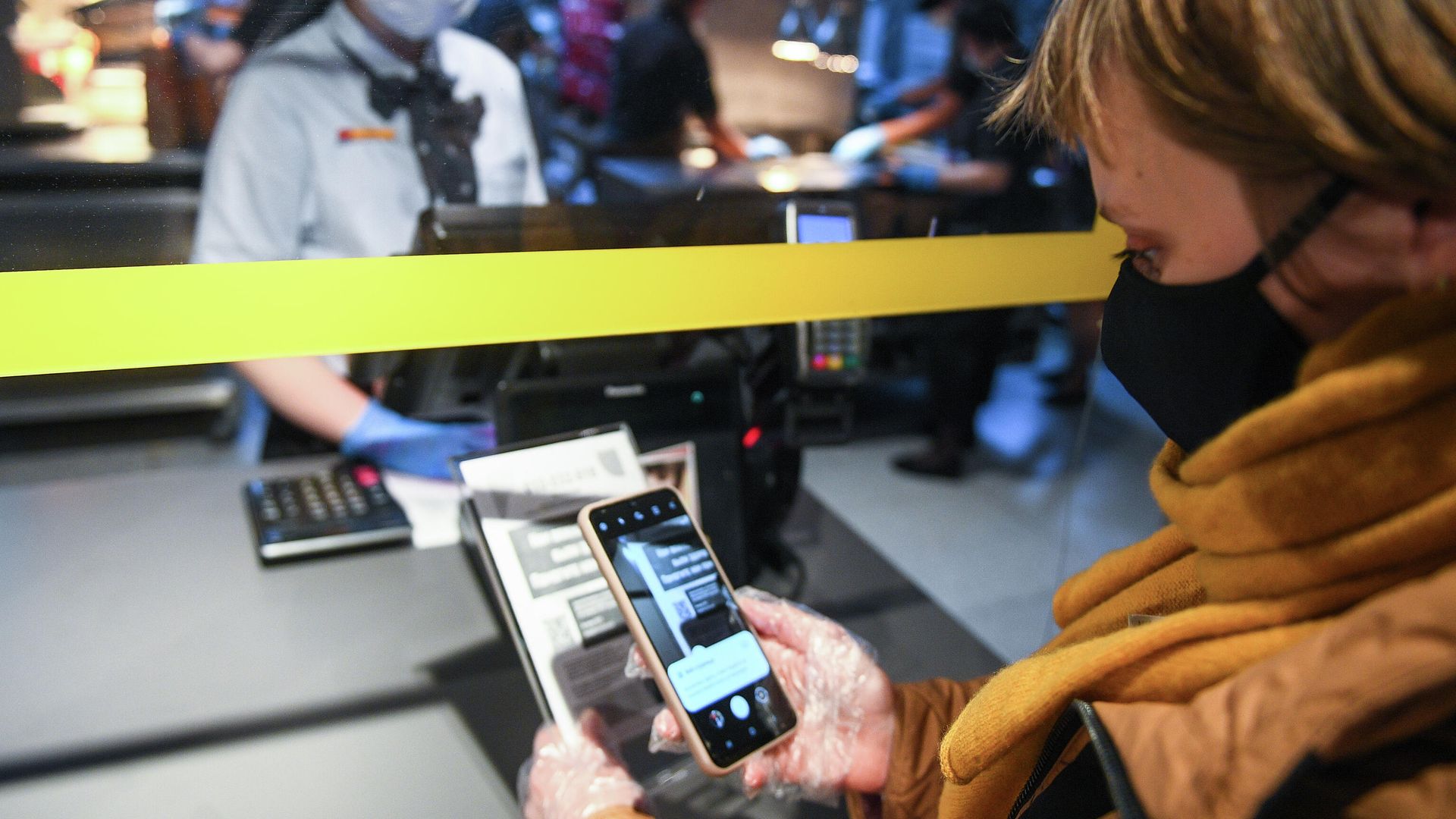 Посетитель регистрируется по QR-коду в ресторане McDonald's в Москве Посетитель регистрируется по QR-коду в ресторане McDonald's в Москве - РИА Новости, 1920, 27.06.2021