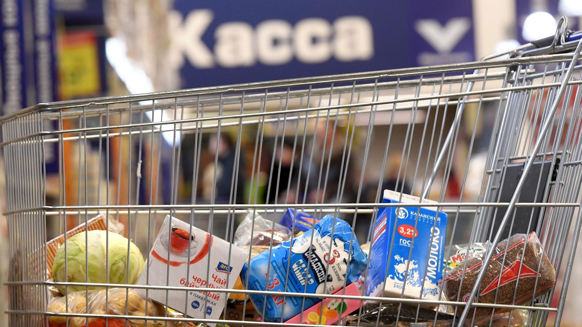 Тележка с продуктами в магазине - РИА Новости, 1920, 11.12.2020