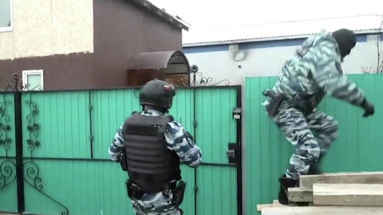 Спецоперация ФСБ против террористов в Казани. Стоп-кадр видео Спецоперация ФСБ против террористов в Казани. Стоп-кадр видео