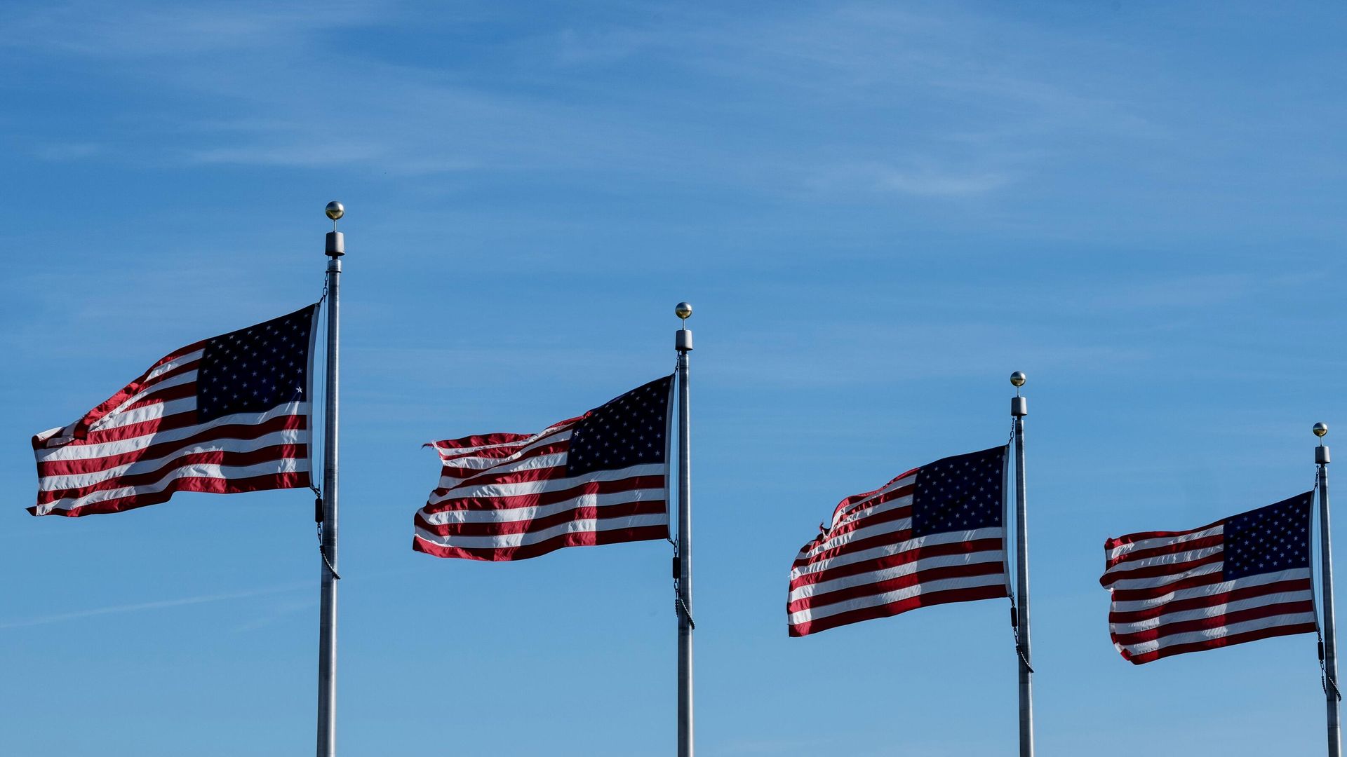 Флаги США неподалеку от здания Капитолия в Вашингтоне Флаги США неподалеку от здания Капитолия в Вашингтоне - РИА Новости, 1920, 20.04.2022
