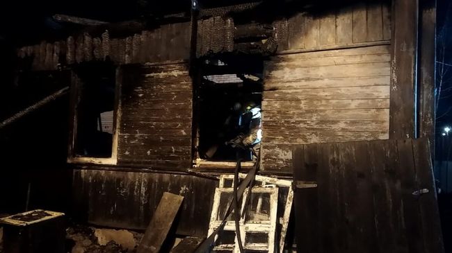 Сотрудники МЧС ликвидируют пожар в частном доме
