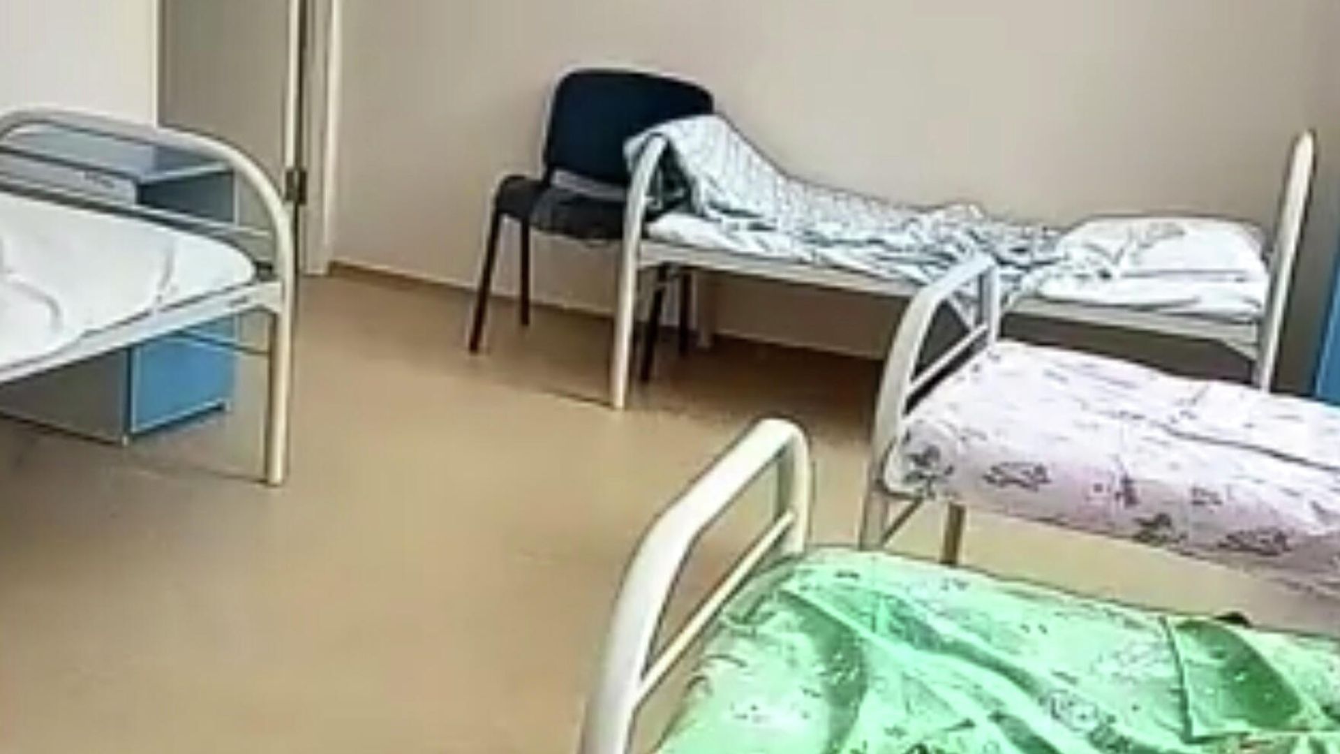 Пустая палата в туберкулезной больнице Новосибирска, где медсестра таскала ребенка за волосы Пустая палата в туберкулезной больнице Новосибирска, где медсестра таскала ребенка за волосы - РИА Новости, 1920, 30.12.2020