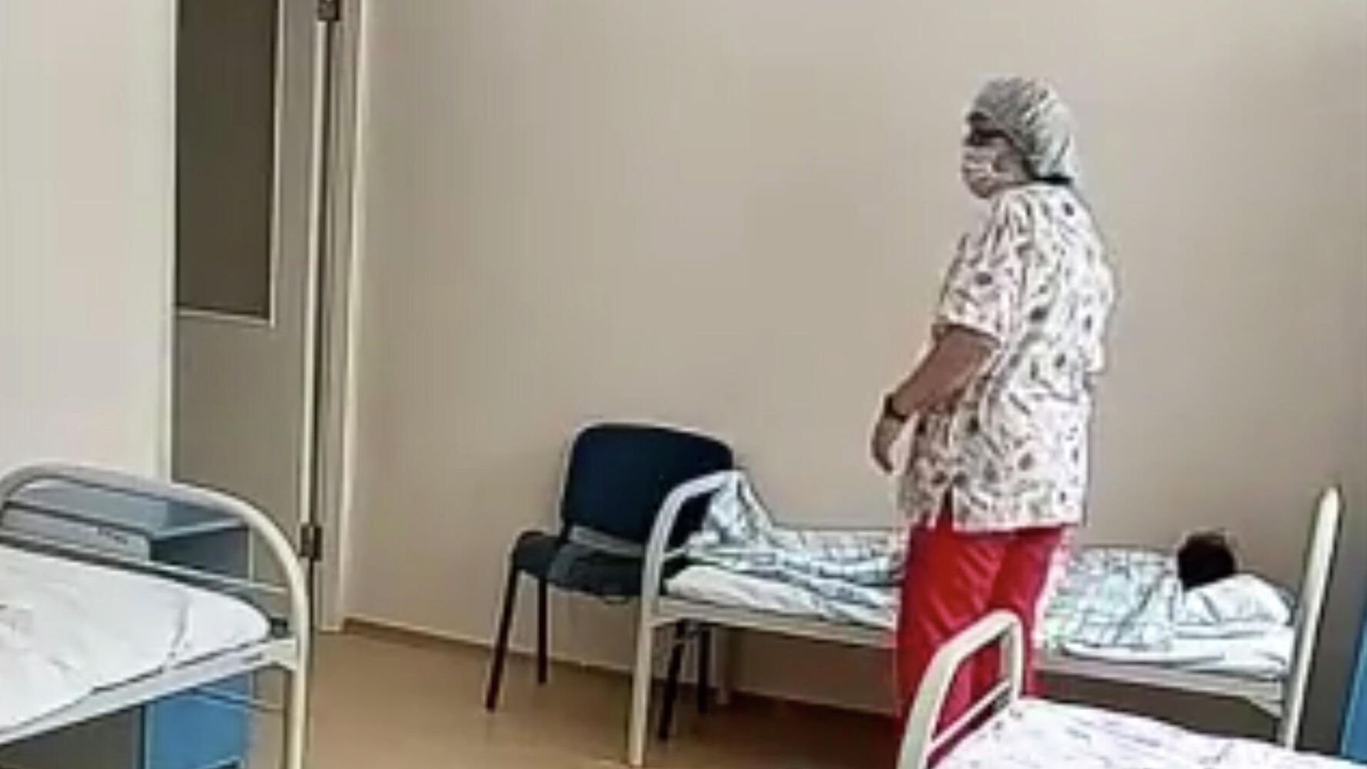 Кадр видео жестокого обращения с ребенком в больнице в Новосибирске Кадр видео жестокого обращения с ребенком в больнице в Новосибирске - РИА Новости, 1920, 16.12.2020