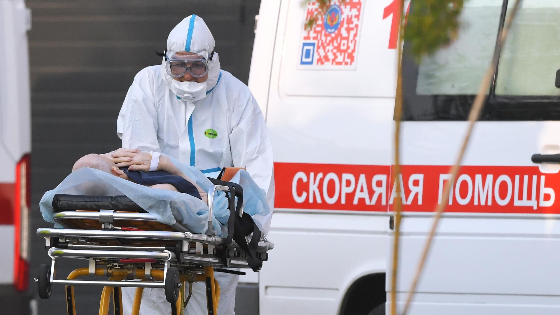 Работник скорой помощи и пациент у больницы в Коммунарке Работник скорой помощи и пациент у больницы в Коммунарке - РИА Новости, 1920, 08.11.2020