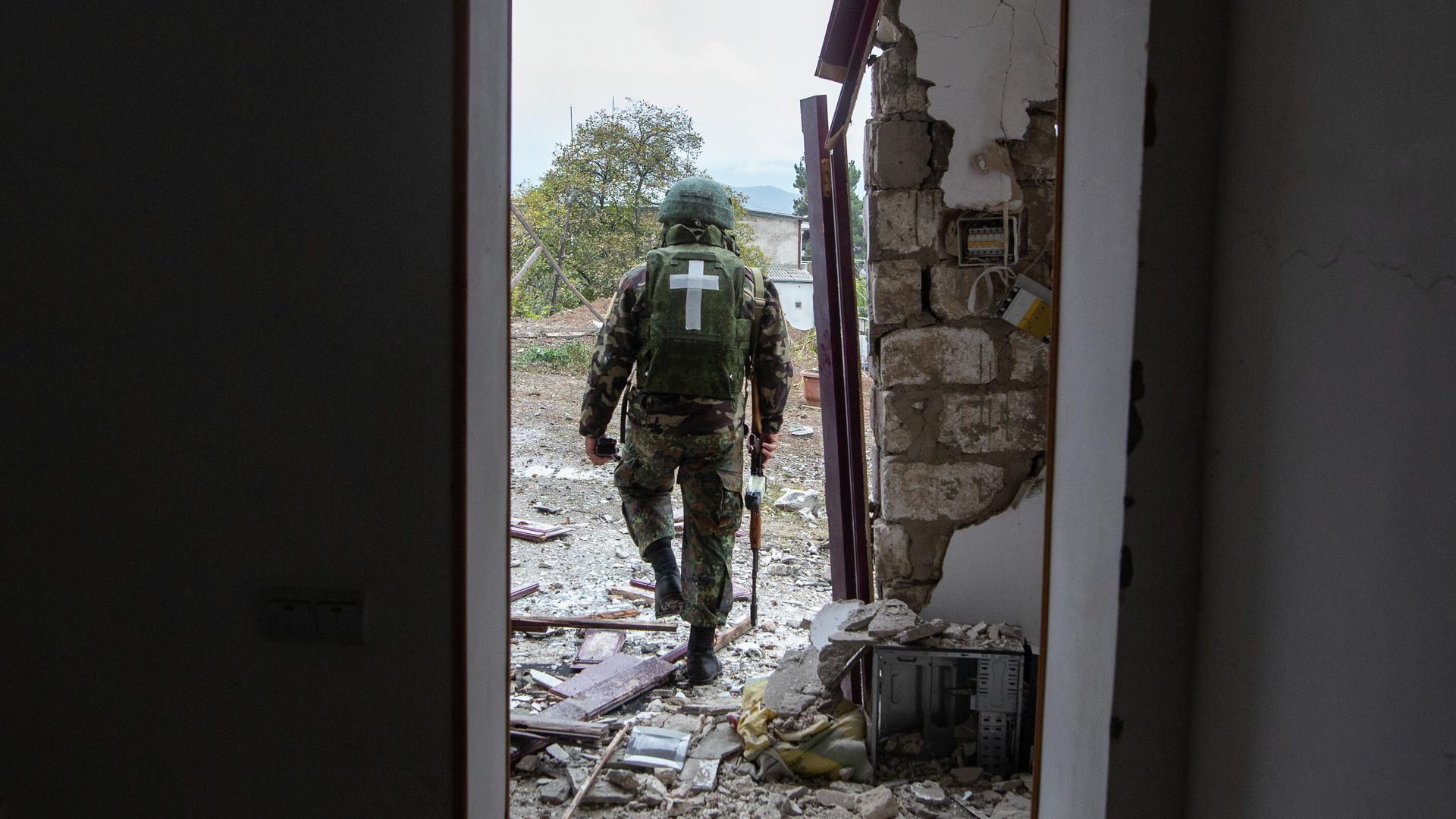 Военнослужащий возле дома, поврежденного в результате обстрела Степанакерта Военнослужащий возле дома, поврежденного в результате обстрела Степанакерта - РИА Новости, 1920, 10.11.2020