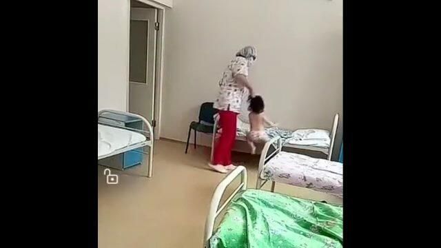Медсестра таскает ребенка за волосы в больнице Новосибирска Медсестра таскает ребенка за волосы в больнице Новосибирска - РИА Новости, 1920, 12.11.2020