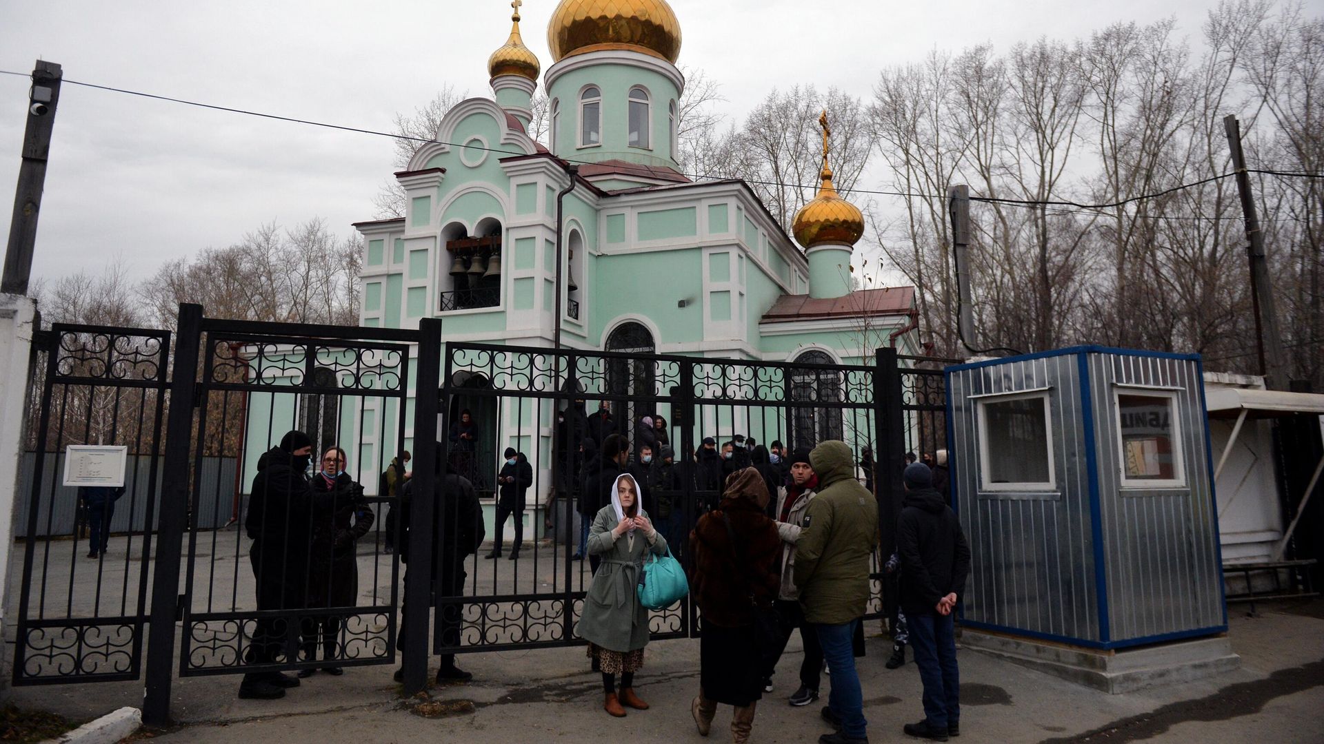 Верующие на территории храма святой блаженной Ксении Петербургской Верующие на территории храма святой блаженной Ксении Петербургской - РИА Новости, 1920, 06.11.2020