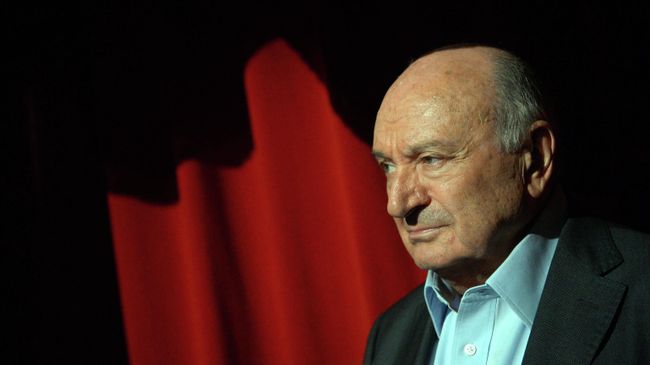 Писатель Михаил Жванецкий на XXIV церемонии награждения лауреатов театральной премии Хрустальная Турандот в театре имени Вахтангова Писатель Михаил Жванецкий на XXIV церемонии награждения лауреатов театральной премии Хрустальная Турандот в театре имени Вахтангова