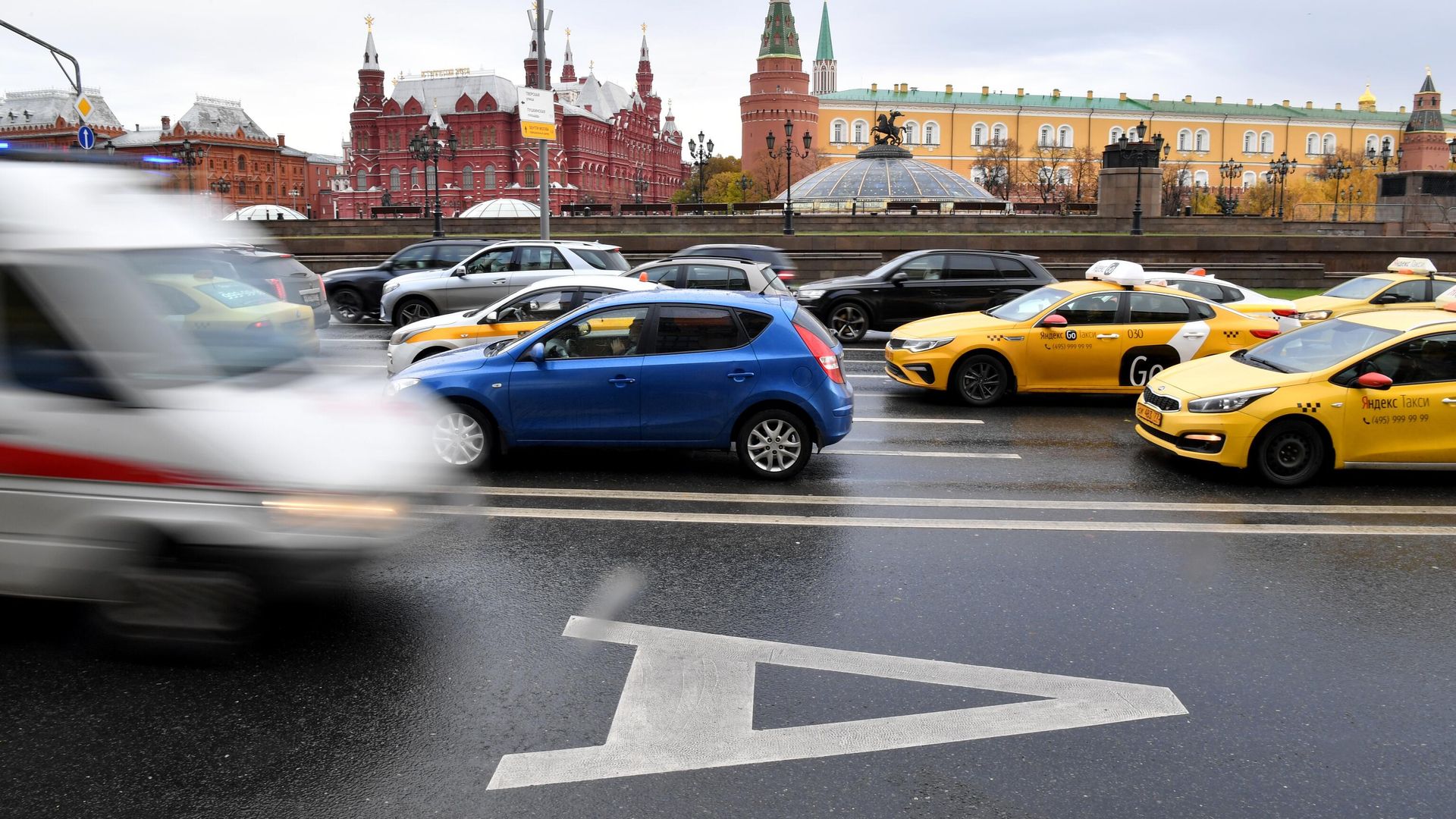 Выделенная полоса для общественного транспорта на Моховой улице в Москве Выделенная полоса для общественного транспорта на Моховой улице в Москве - РИА Новости, 1920, 17.06.2021