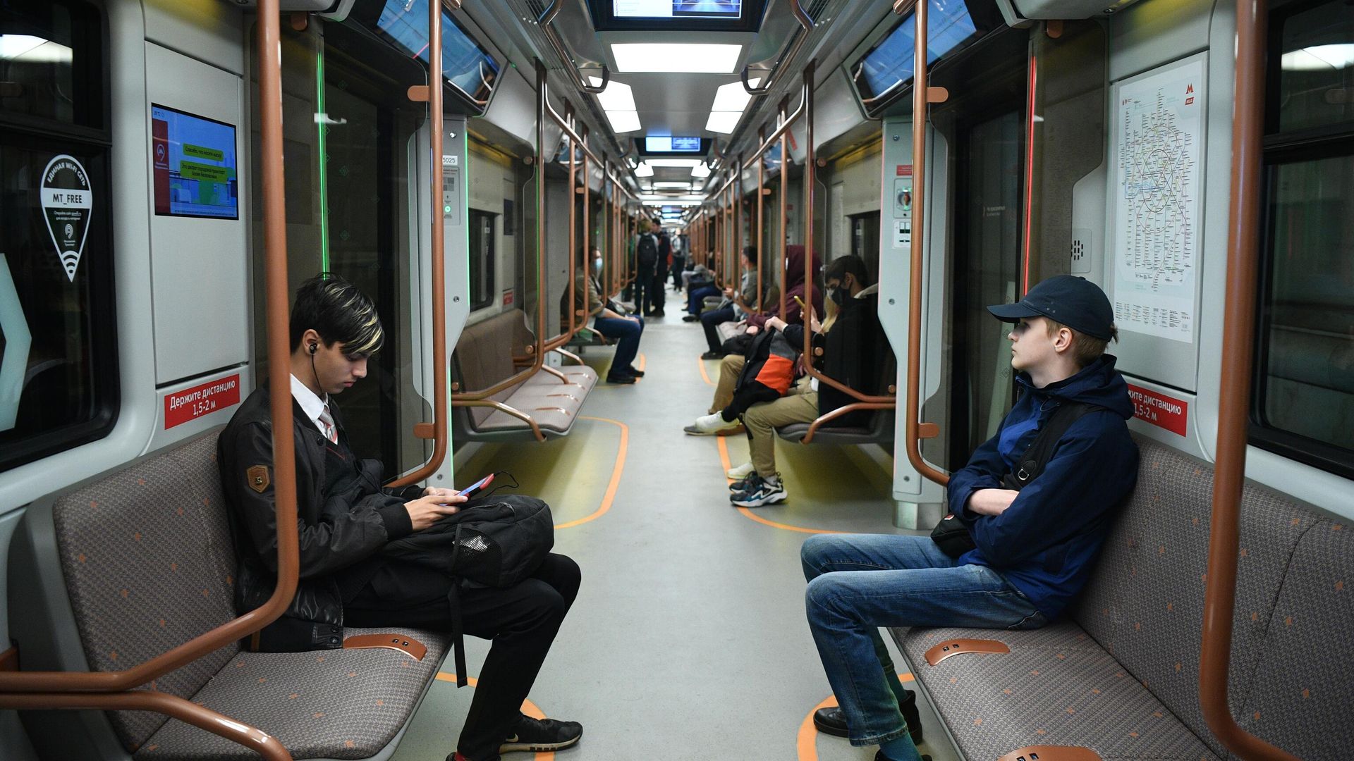 Пассажиры в вагоне поезда нового поколения Москва-2020 Московского метрополитена Пассажиры в вагоне поезда нового поколения Москва-2020 Московского метрополитена - РИА Новости, 1920, 09.08.2022