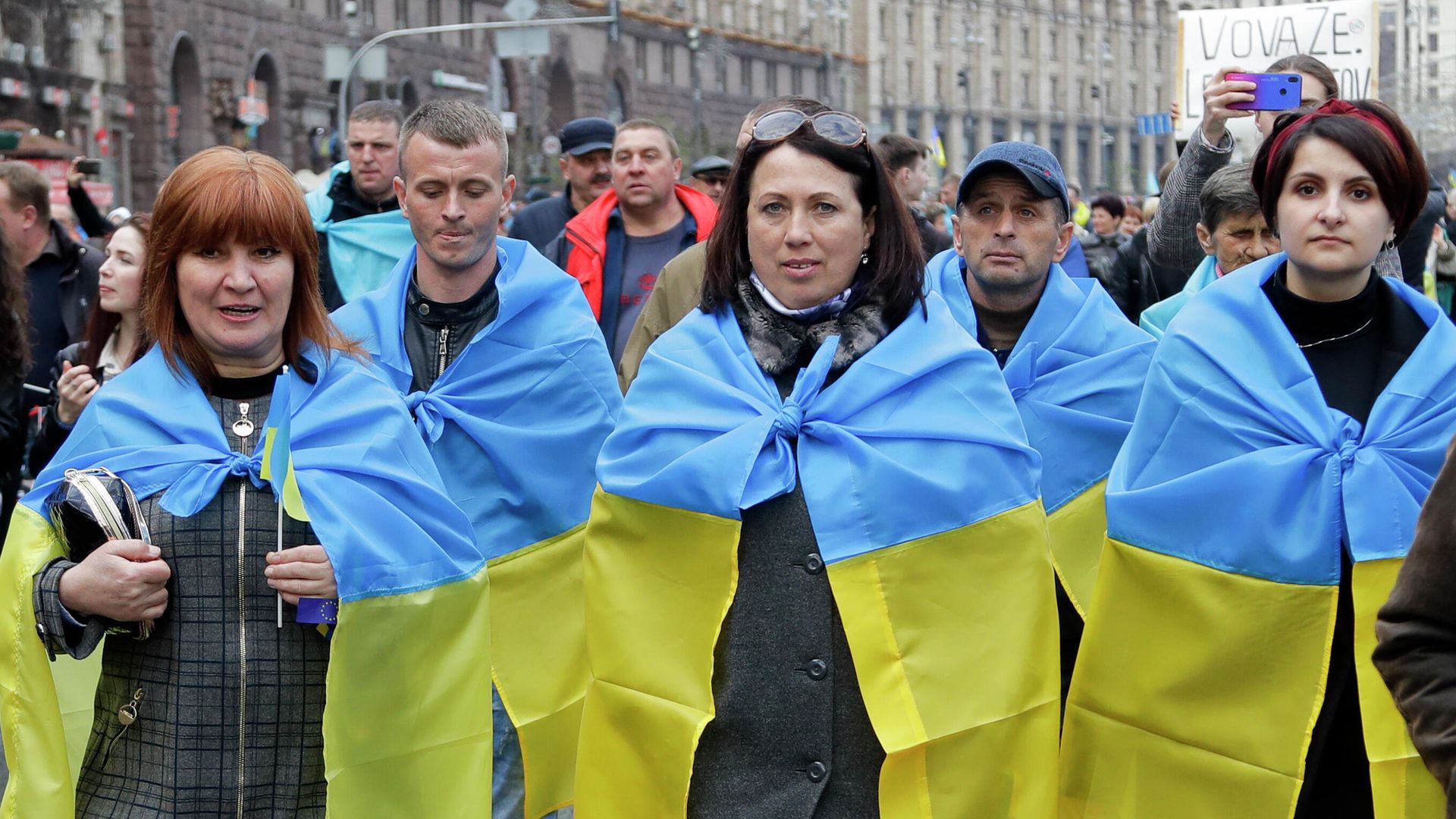 Люди с флагами Украины в Киеве Люди с флагами Украины в Киеве - РИА Новости, 1920, 13.01.2021
