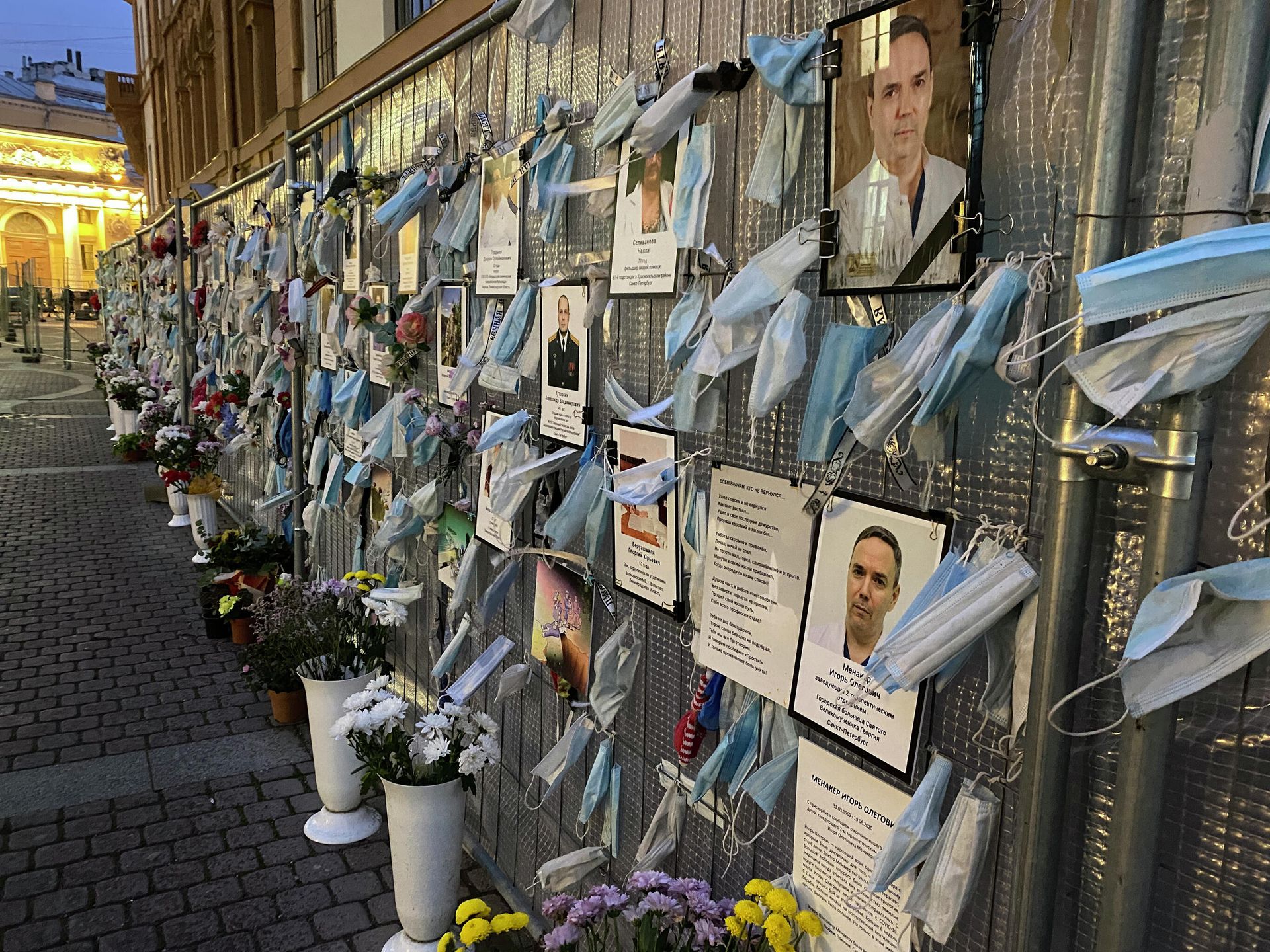 Мемориал Стена памяти врачей, посвященный умершим во время пандемии коронавируса медицинским работникам в Санкт-Петербурге Мемориал Стена памяти врачей, посвященный умершим во время пандемии коронавируса медицинским работникам в Санкт-Петербурге - РИА Новости, 1920, 07.11.2020
