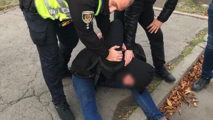 Мужчина с ножом в Кривом Роге на Украине бросался на прохожих Мужчина с ножом в Кривом Роге на Украине бросался на прохожих - РИА Новости, 1920, 07.11.2020
