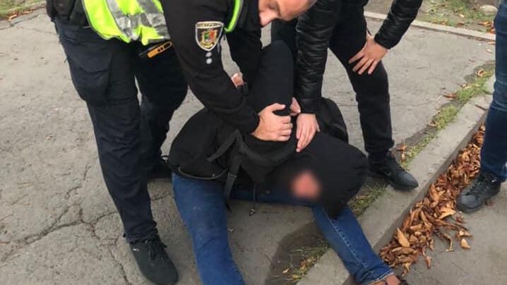 Мужчина с ножом в Кривом Роге на Украине бросался на прохожих Мужчина с ножом в Кривом Роге на Украине бросался на прохожих - РИА Новости, 1920, 07.11.2020