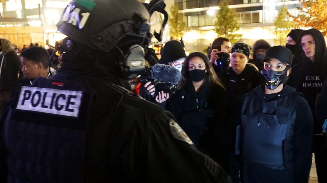 Участники акции протеста и сотрудник полиции в центре Портленда после президентских выборов в США Участники акции протеста и сотрудник полиции в центре Портленда после президентских выборов в США - РИА Новости, 1920, 15.11.2020