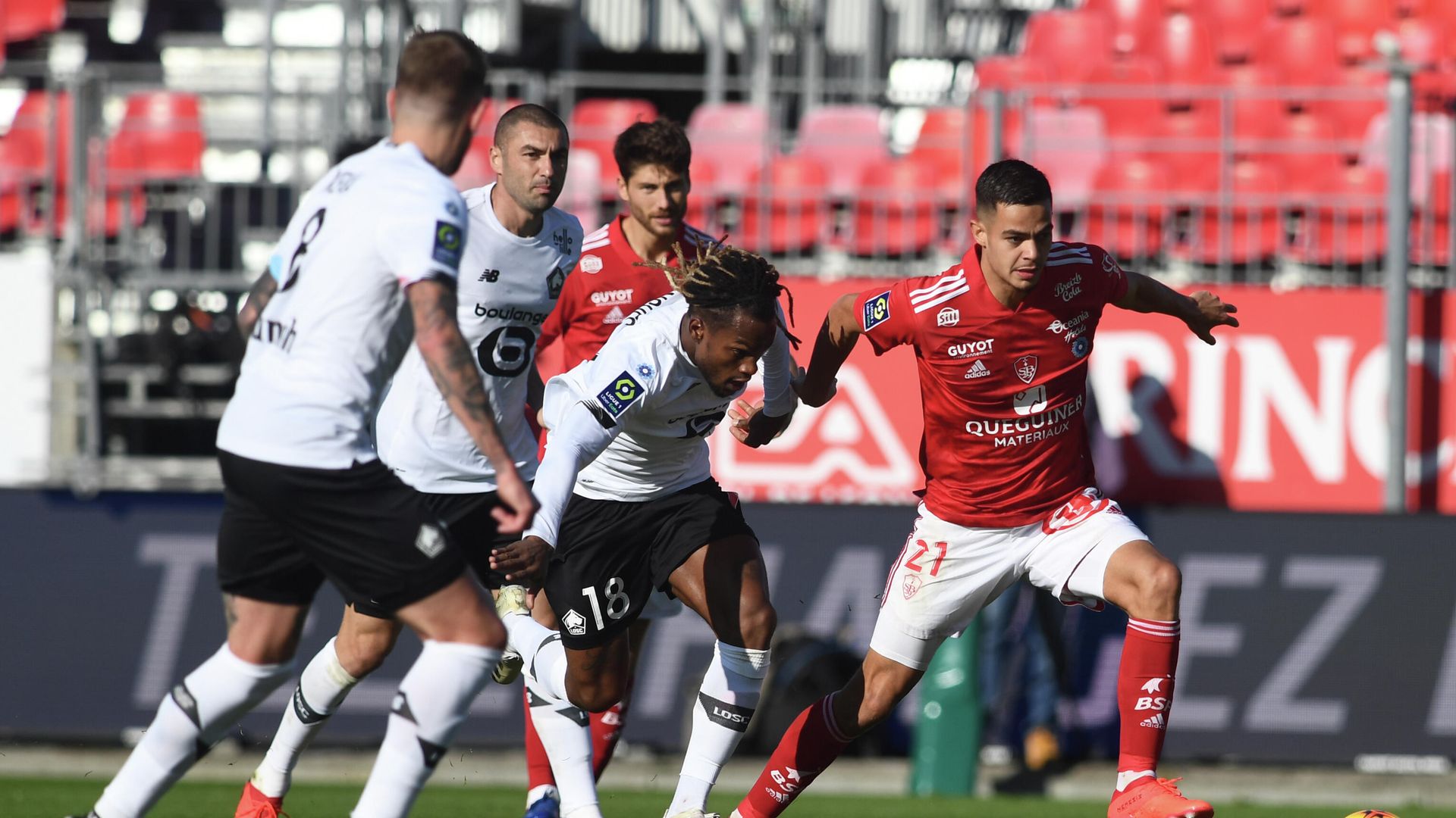 Brest's French midfielder Romain Faivre (R) fights for the ball with Lille's Portuguese midfielder Renato Sanches during the French L1 football match between Brest and Lille at the Francis Le Ble Stadium in Brest, western France on November 8, 2020. (Photo by Fred TANNEAU / AFP) Brest's French midfielder Romain Faivre (R) fights for the ball with Lille's Portuguese midfielder Renato Sanches during the French L1 football match between Brest and Lille at the Francis Le Ble Stadium in Brest, western France on November 8, 2020. (Photo by Fred TANNEAU / AFP) - РИА Новости, 1920, 08.11.2020