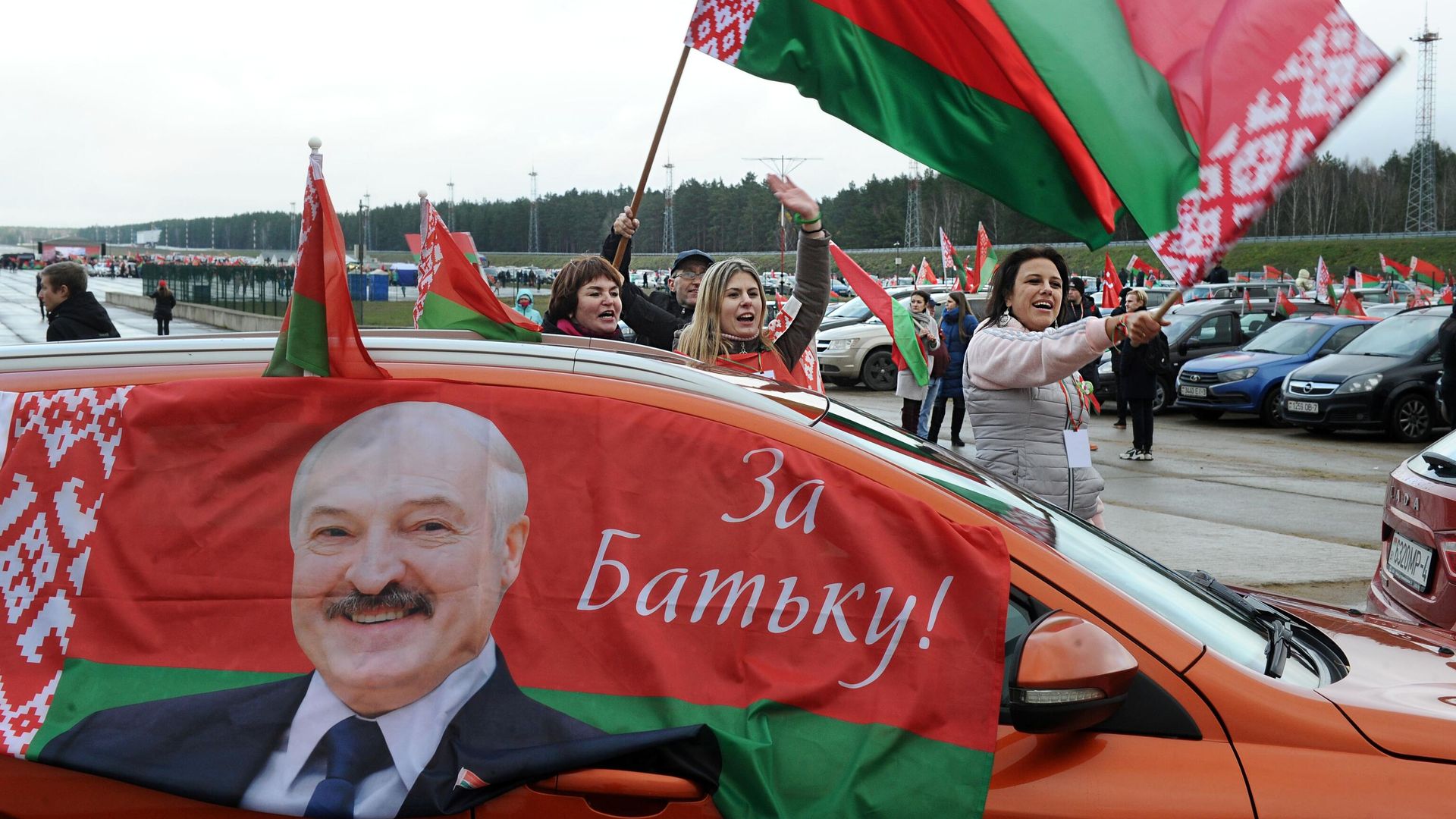Участники автопробега в поддержку президента Белоруссии Александра Лукашенко в Минске Участники автопробега в поддержку президента Белоруссии Александра Лукашенко в Минске - РИА Новости, 1920, 09.02.2021