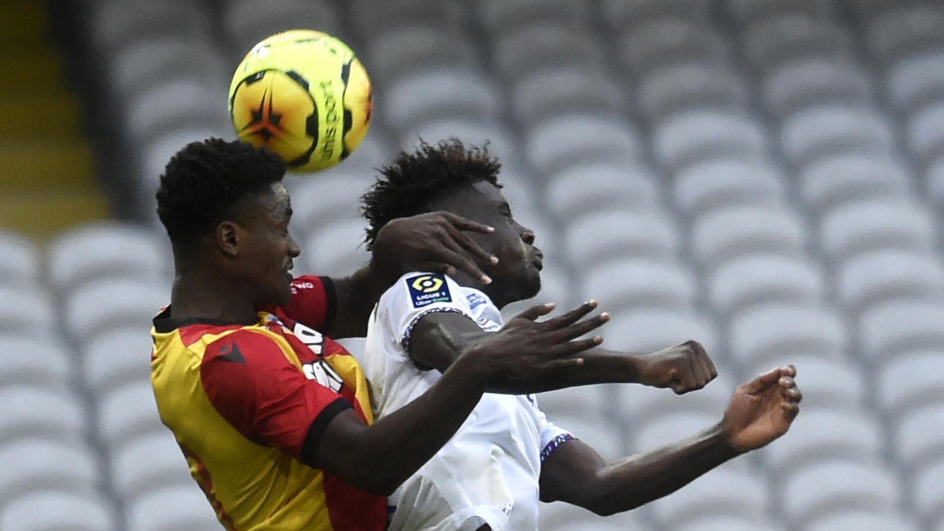 Lens' French defender Ismael Boura (L) fights for the ball with Reims' French forward Nathanael Mbuku during the French L1 football match between Lens (RCL) and Reims (SR) at the Bollaert-Delelis Stadium in Lens, northern France, on November 8, 2020. (Photo by FRANCOIS LO PRESTI / AFP) Lens' French defender Ismael Boura (L) fights for the ball with Reims' French forward Nathanael Mbuku during the French L1 football match between Lens (RCL) and Reims (SR) at the Bollaert-Delelis Stadium in Lens, northern France, on November 8, 2020. (Photo by FRANCOIS LO PRESTI / AFP) - РИА Новости, 1920, 08.11.2020