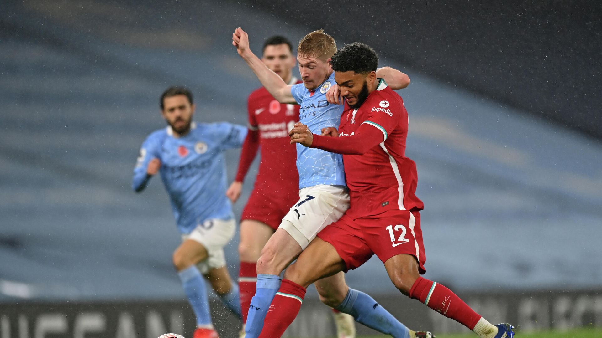 Liverpool's English defender Joe Gomez (R) tackles Manchester City's Belgian midfielder Kevin De Bruyne (C) during the English Premier League football match between Manchester City and Liverpool at the Etihad Stadium in Manchester, north west England, on November 8, 2020. (Photo by Shaun Botterill / POOL / AFP) / RESTRICTED TO EDITORIAL USE. No use with unauthorized audio, video, data, fixture lists, club/league logos or 'live' services. Online in-match use limited to 120 images. An additional 40 images may be used in extra time. No video emulation. Social media in-match use limited to 120 images. An additional 40 images may be used in extra time. No use in betting publications, games or single club/league/player publications. / Liverpool's English defender Joe Gomez (R) tackles Manchester City's Belgian midfielder Kevin De Bruyne (C) during the English Premier League football match between Manchester City and Liverpool at the Etihad Stadium in Manchester, north west England, on November 8, 2020. (Photo by Shaun Botterill / POOL / AFP) / RESTRICTED TO EDITORIAL USE. No use with unauthorized audio, video, data, fixture lists, club/league logos or 'live' services. Online in-match use limited to 120 images. An additional 40 images may be used in extra time. No video emulation. Social media in-match use limited to 120 images. An additional 40 images may be used in extra time. No use in betting publications, games or single club/league/player publications. / - РИА Новости, 1920, 08.11.2020