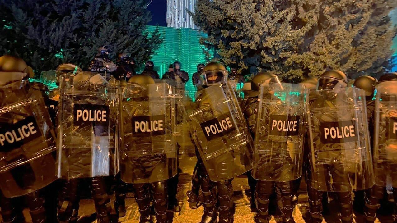 Сотрудники полиции на заднем дворе ЦИК Грузии в Тбилиси Сотрудники полиции на заднем дворе ЦИК Грузии в Тбилиси - РИА Новости, 1920, 08.11.2020