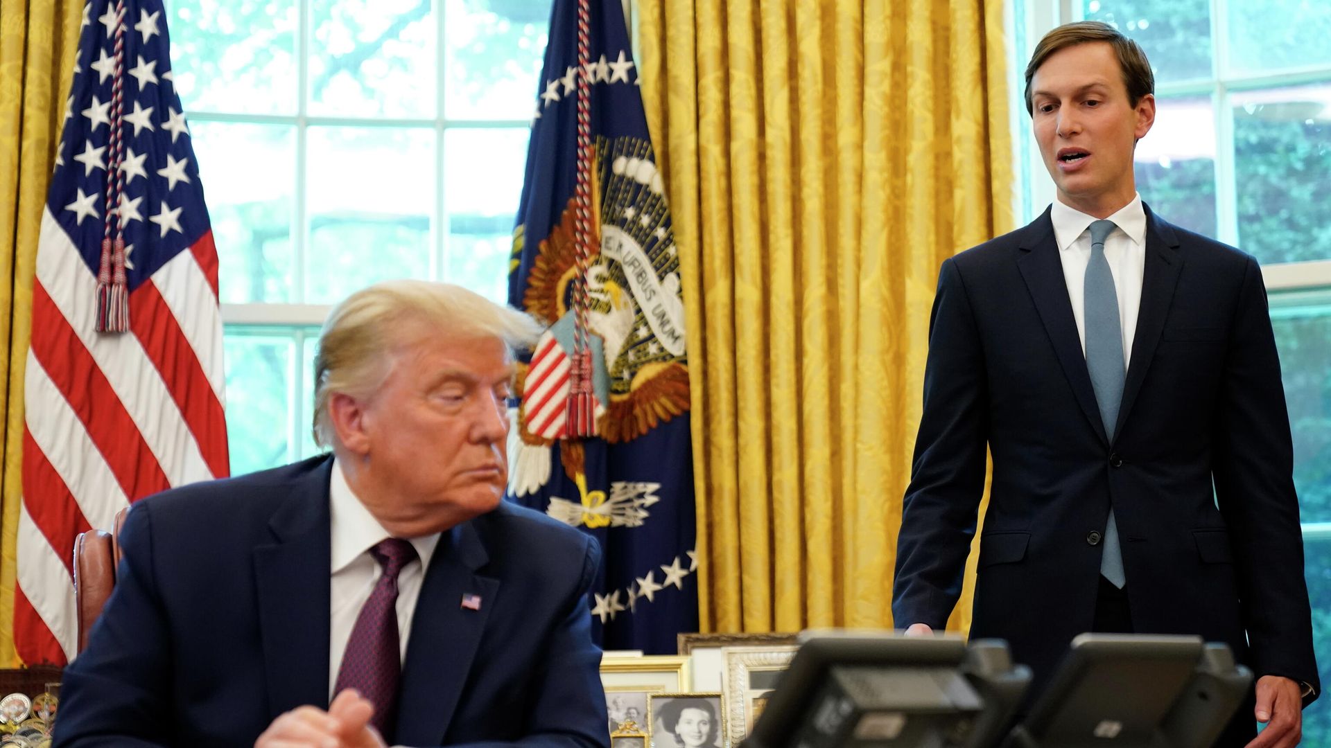 Дональд Трамп и Джаред Кушнер Дональд Трамп и Джаред Кушнер - РИА Новости, 1920, 01.02.2021