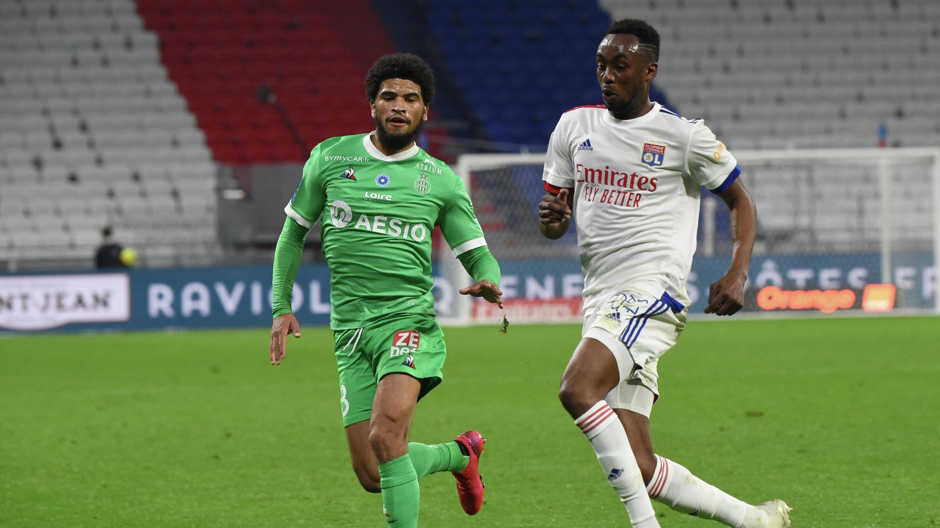 Saint-Etienne's French midfielder Mahdi Camara (L) fights for the ball with Lyon's Zimbabwean forward Tino Kdewere (R) during the French L1 football match between Lyon (OL) and Saint-Etienne (ASSE) on November 8, 2020, at the Groupama stadium in Dйcine-Charpieu near Lyon. (Photo by JEAN-PHILIPPE KSIAZEK / AFP) - РИА Новости, 1920, 09.11.2020
