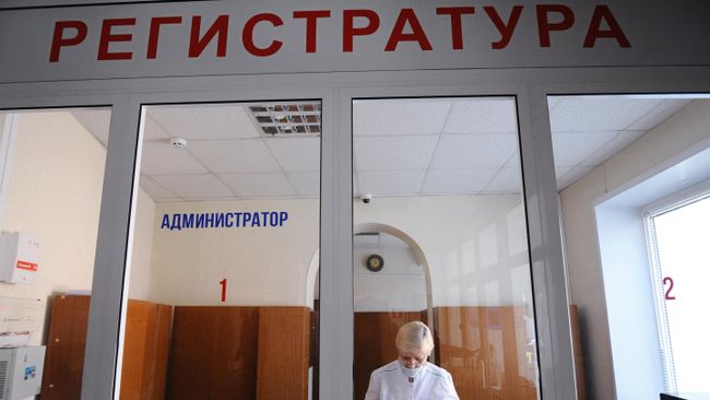 Медицинский работник в регистратуре