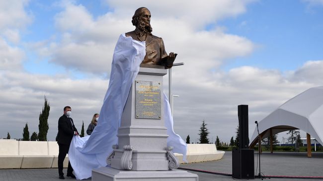 Торжественное открытие памятника художнику-маринисту Ивану Айвазовскому, выполненного скульптором Салаватом Щербаковым, в аэропорту Симферополя